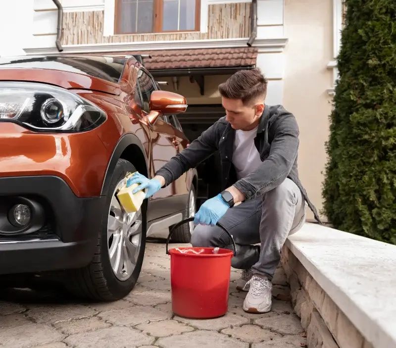 Lavage auto à domicile Montfort-en-Chalosse : professionnel intervenant sur un véhicule